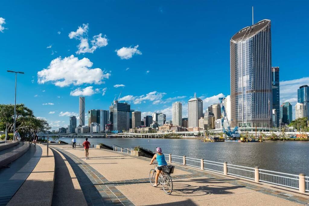 South Bank Sensational! ~ 1bed,1bath,1car,balcony Apartment *