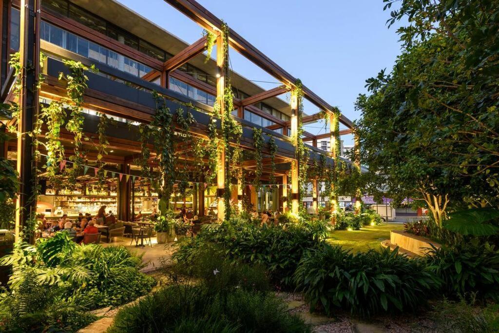 South Bank Sensational! ~ 1bed,1bath,1car,balcony Apartment *