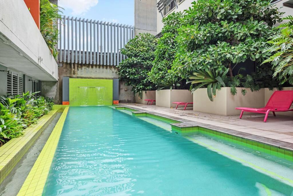 Hidden Oasis! 2bed/2bath/1car ~ 5mins To Cbd *