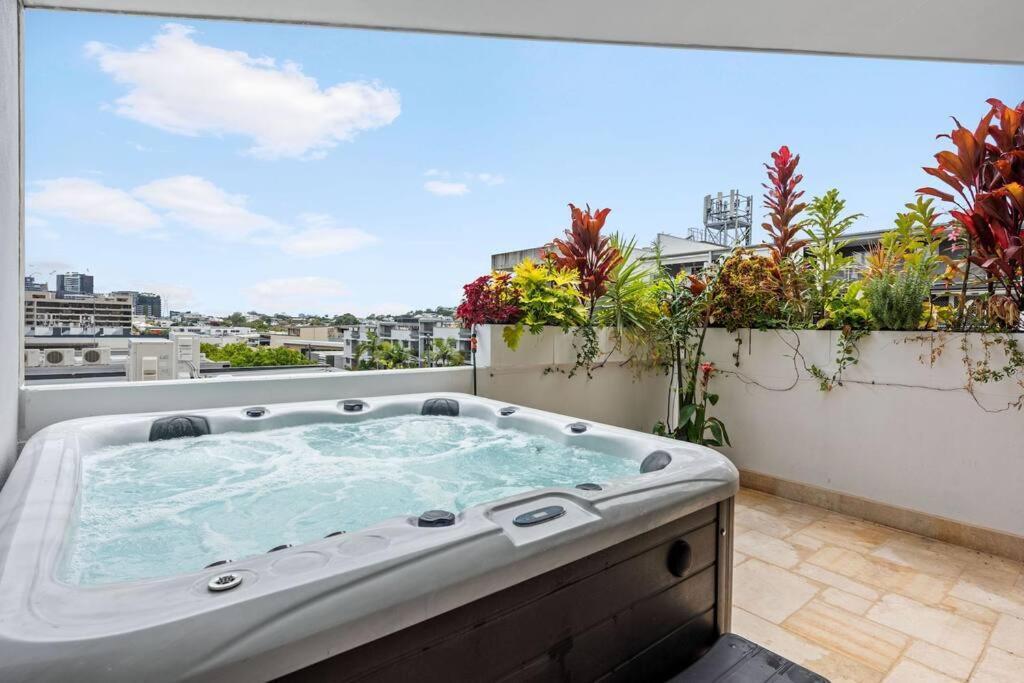 Apartment Hidden Oasis! 2bed/2bath/1car ~ 5mins To Cbd *