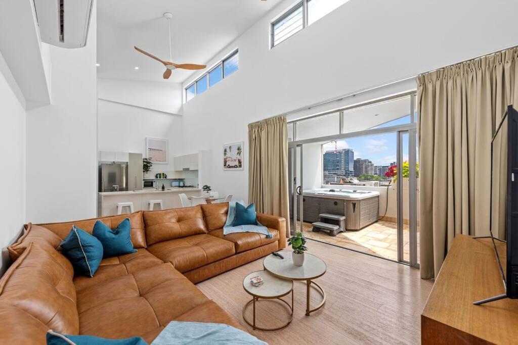 Hidden Oasis! 2bed/2bath/1car ~ 5mins To Cbd Brisbane