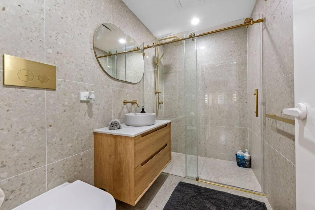 Apartment Hidden Oasis! 2bed/2bath/1car ~ 5mins To Cbd