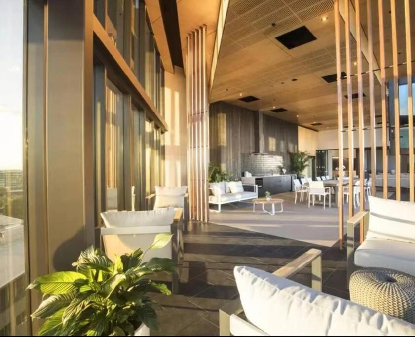 Artistic South 2 Bedroom With Parking Apartment