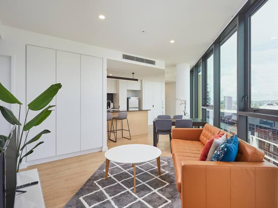 Artistic South 2 Bedroom With Parking Apartment Brisbane