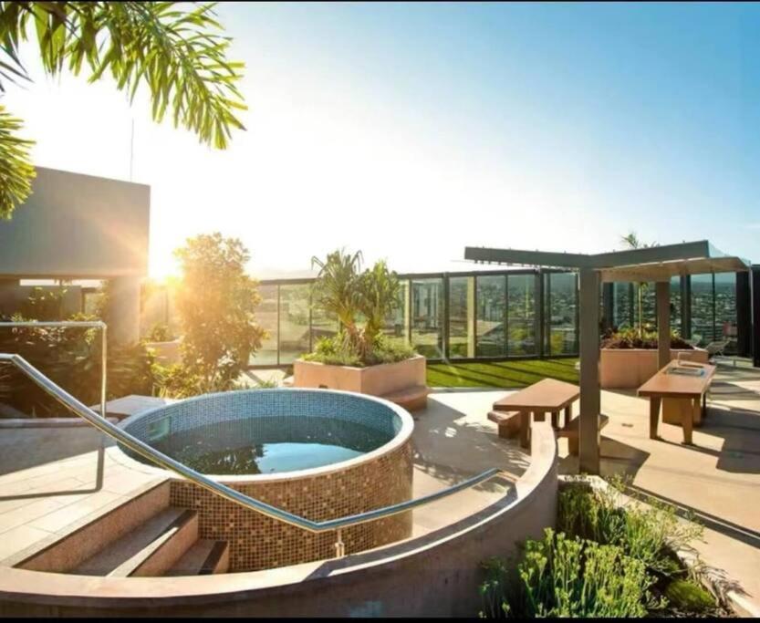 Inner-city 1 Bedroom Parking And Pool Apartment Brisbane