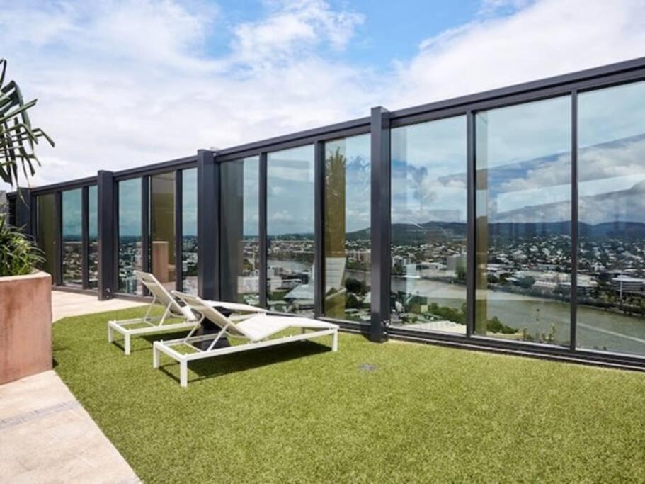 Inner-city 1 Bedroom Parking And Pool