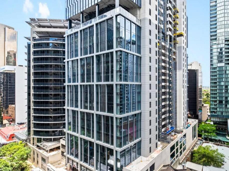 Luxury Center King Bed And Study *