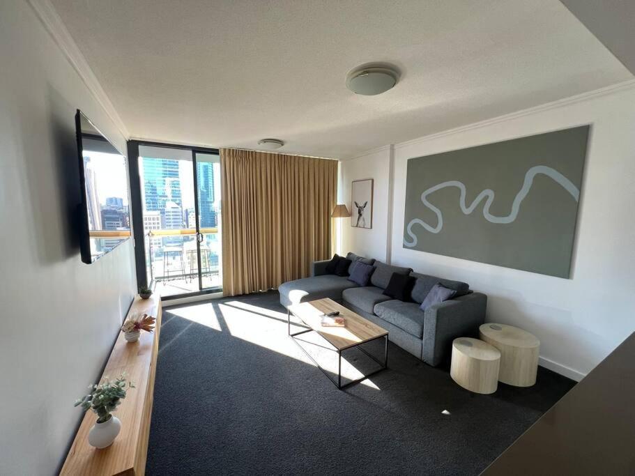 New! Cbd 1br With Views *