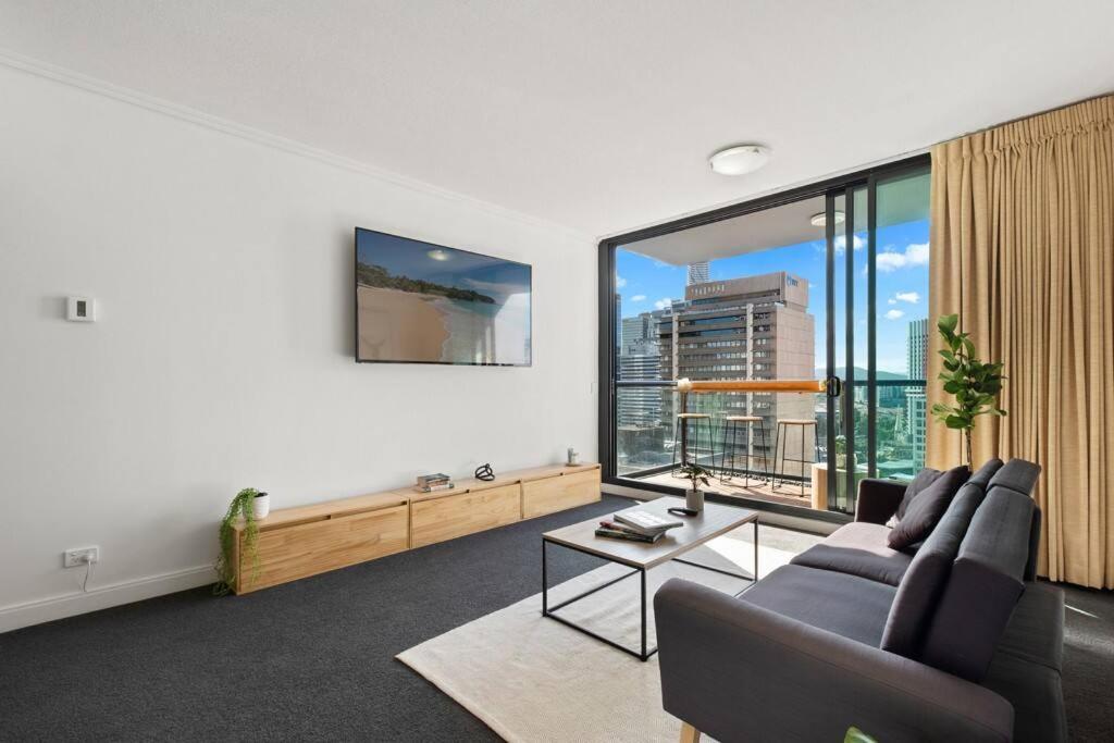 New! Cbd 1br With Views