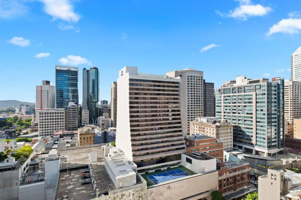 New! Cbd 1br With Views *