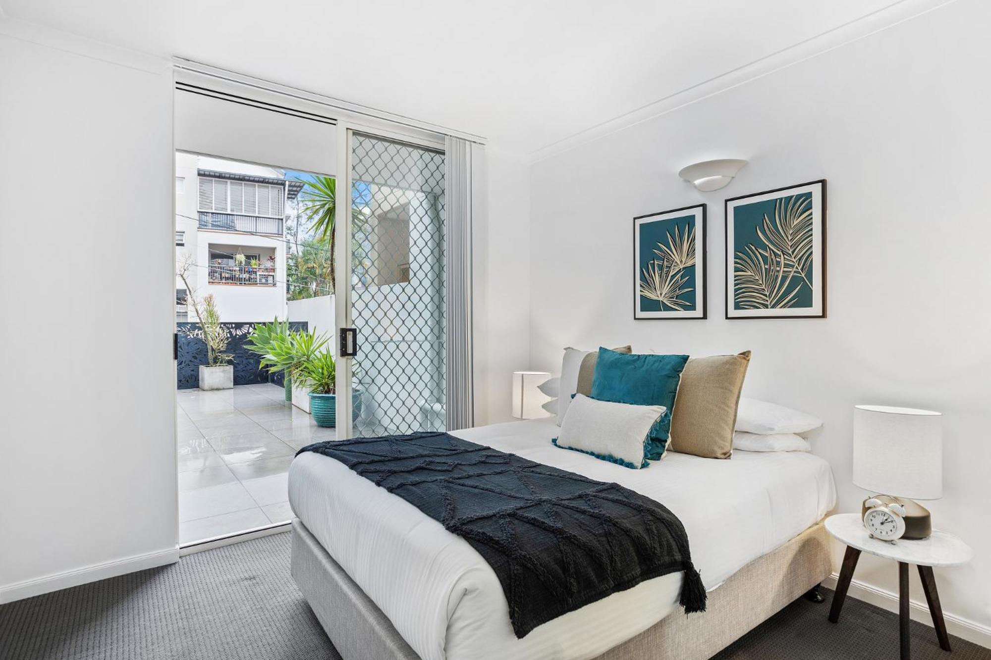 Comfy 2-bed With Pool And Secure Parking Apartment