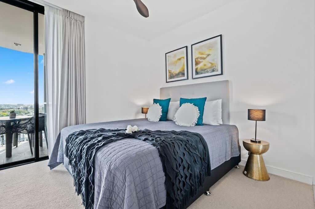 Apartment Sunset Views Luxury 2 Bed 2 Bath Pool Gym Desk *