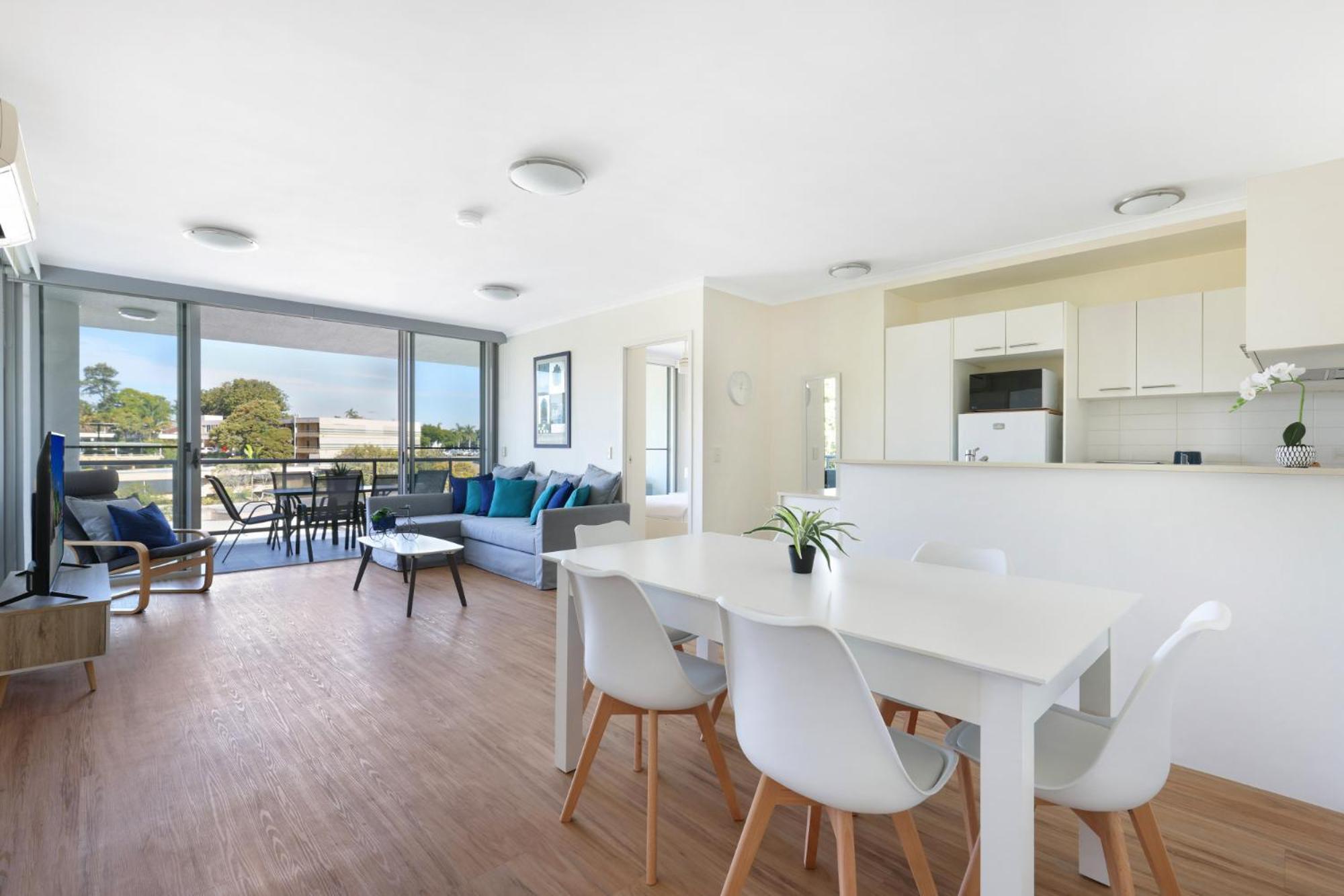 Spacious 2-bed With City Views, Parking & Pool Apartment *