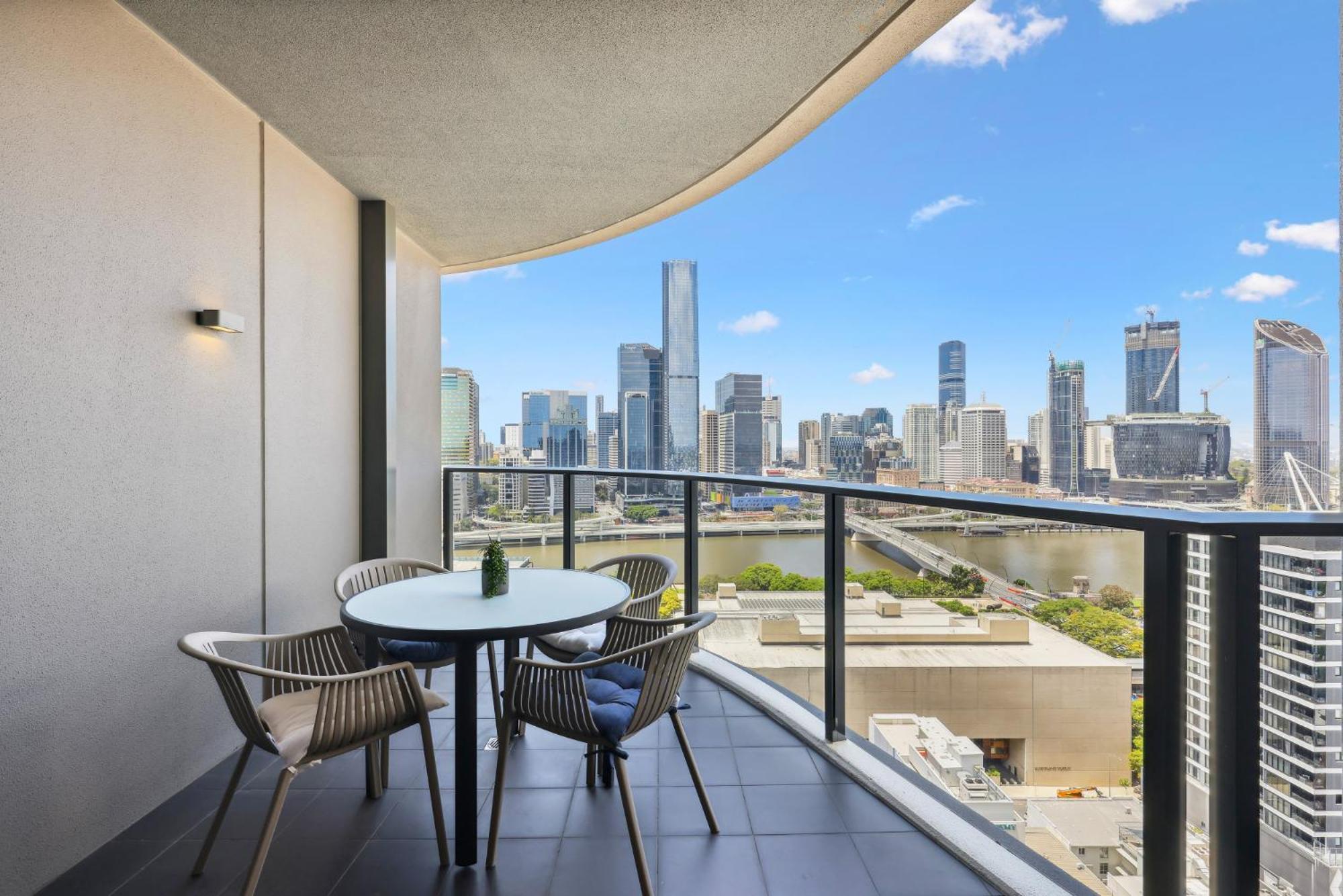 Chic 2-bed With Rooftop Pool Overlooking The