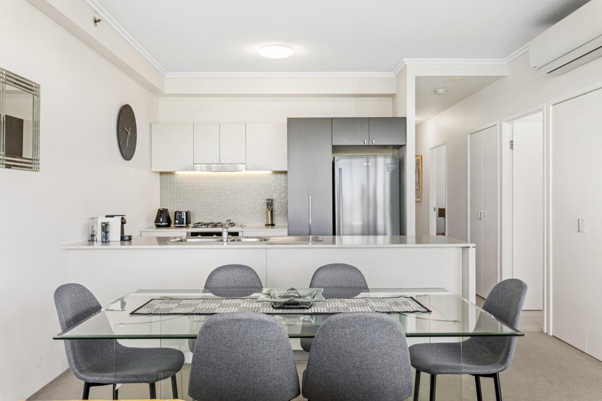 Apartment High-floor 2-bed Cbd Unit With Views & Amenities *