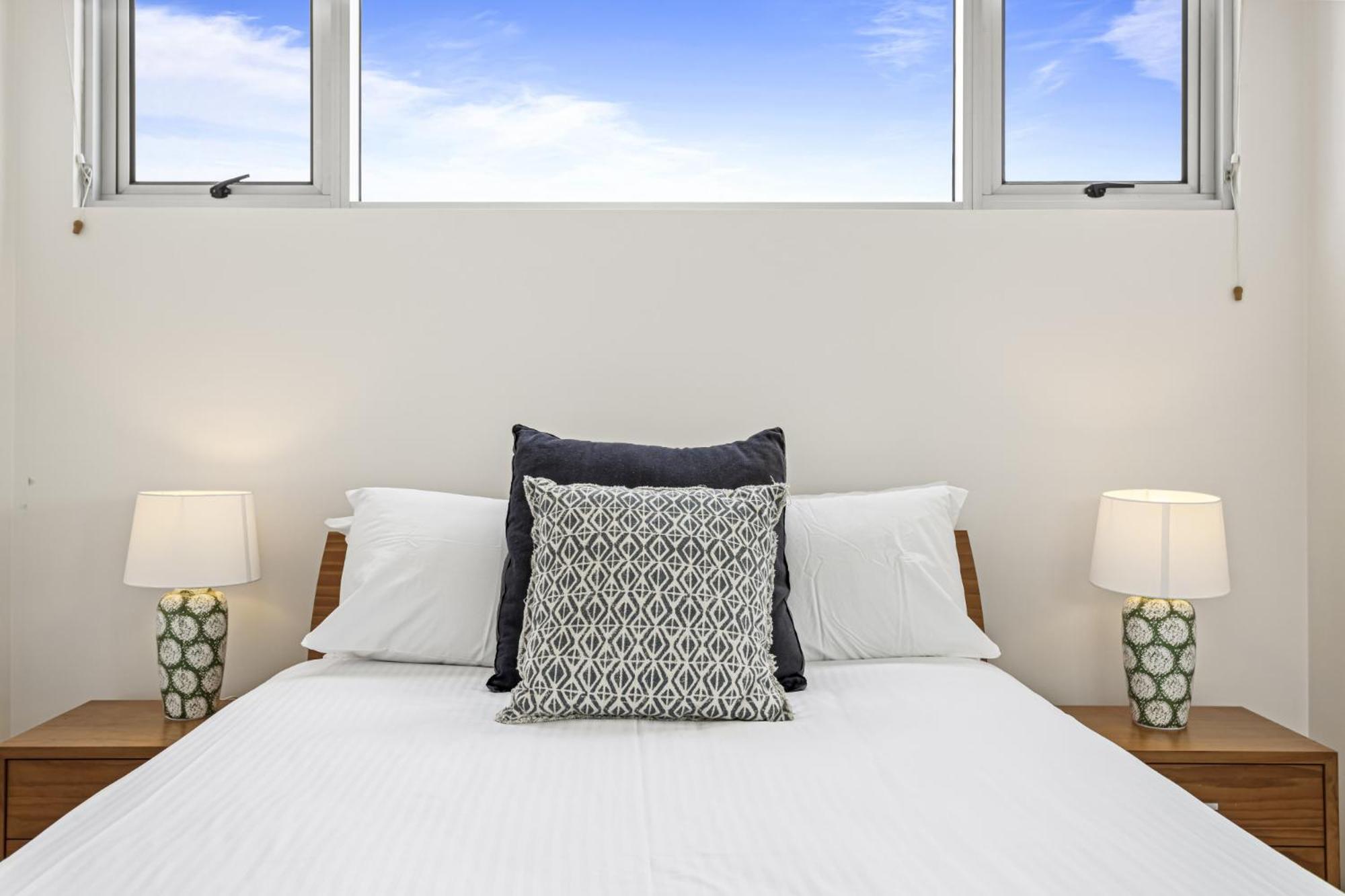 High-floor 2-bed Cbd Unit With Views & Amenities