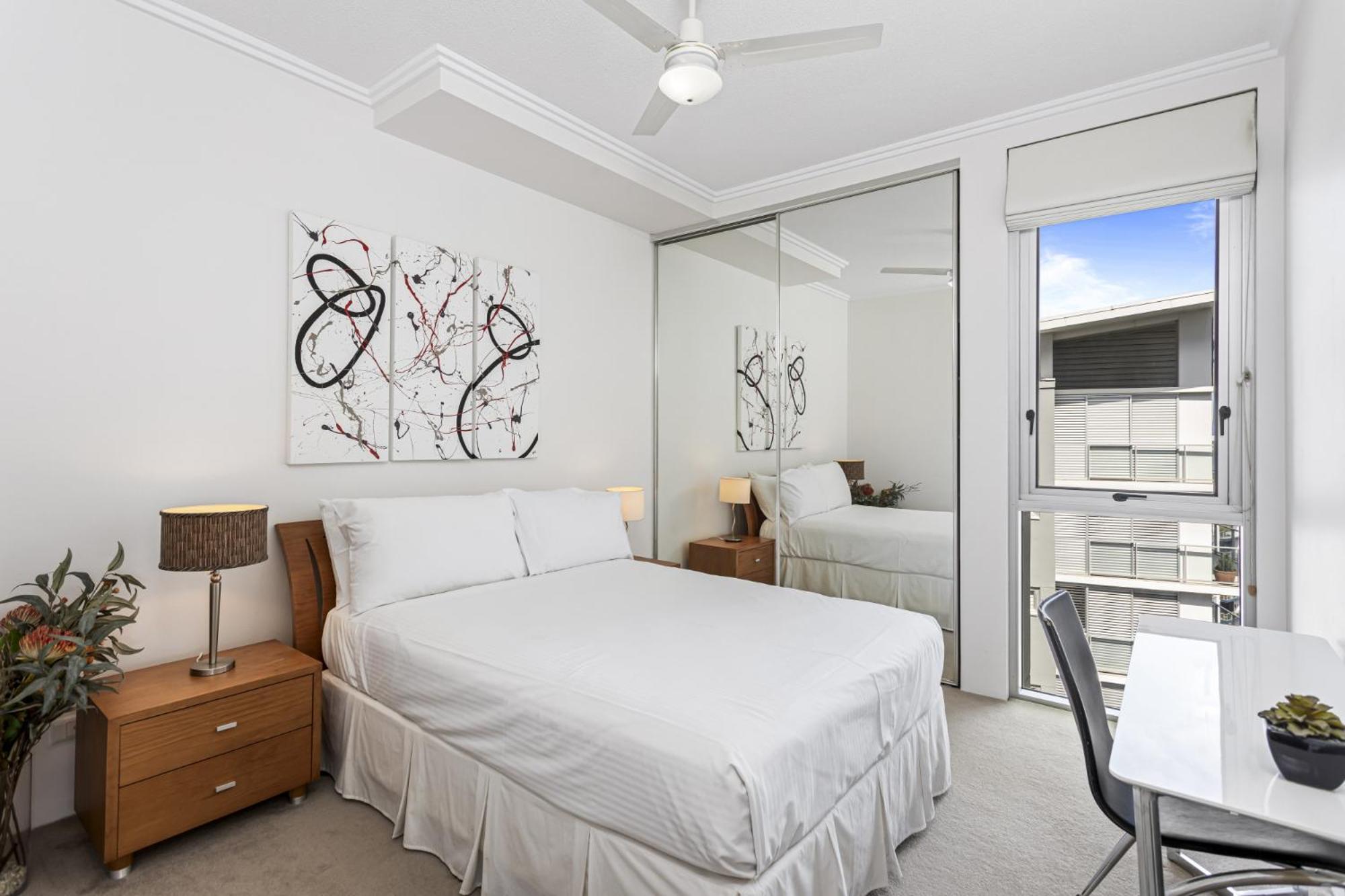 High-floor 2-bed Cbd Unit With Views & Amenities Apartment