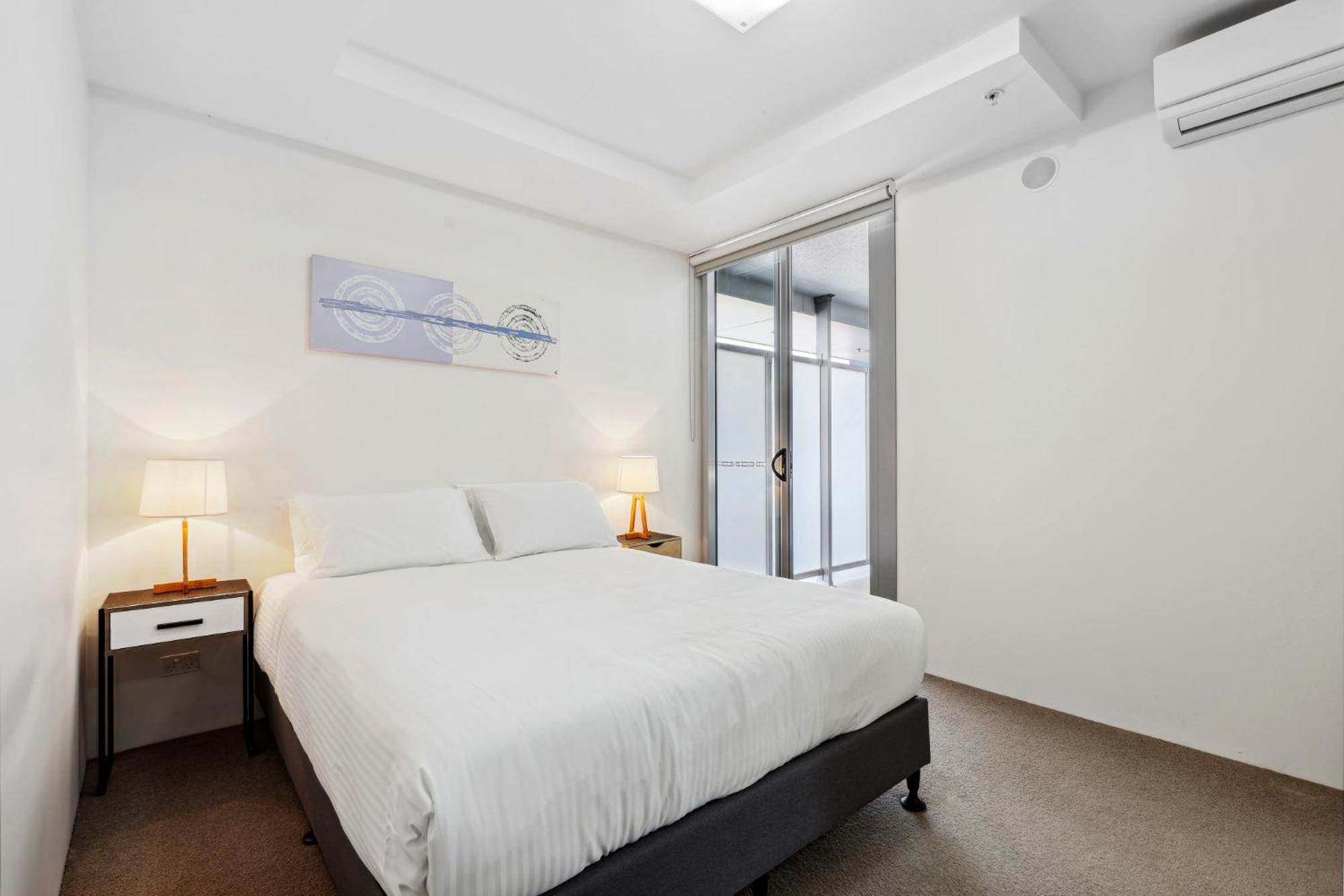 Apartment 3-bed Luxurious Retreat By River & Cbd *