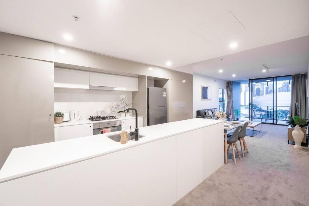 Urban Elegance 2b2b W Parking, Pool South Apartment Brisbane