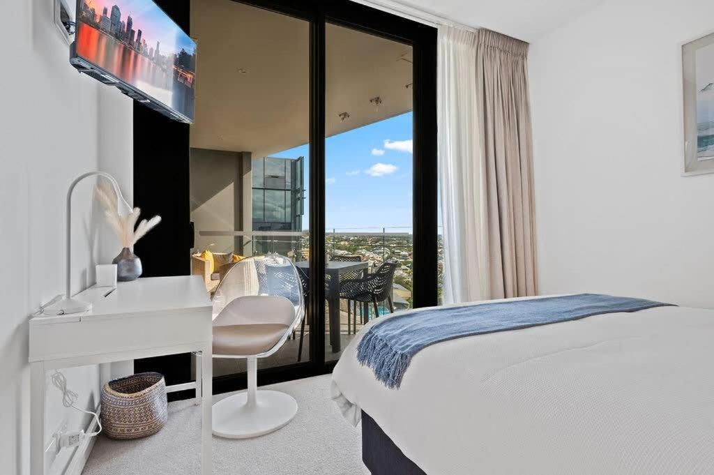 Sunset Views Luxury 2 Bed 2 Bath Pool Gym Desk Apartment Brisbane