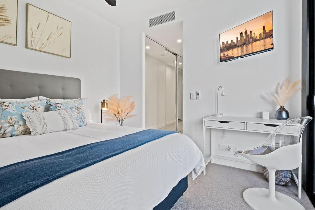 Sunset Views Luxury 2 Bed 2 Bath Pool Gym Desk *