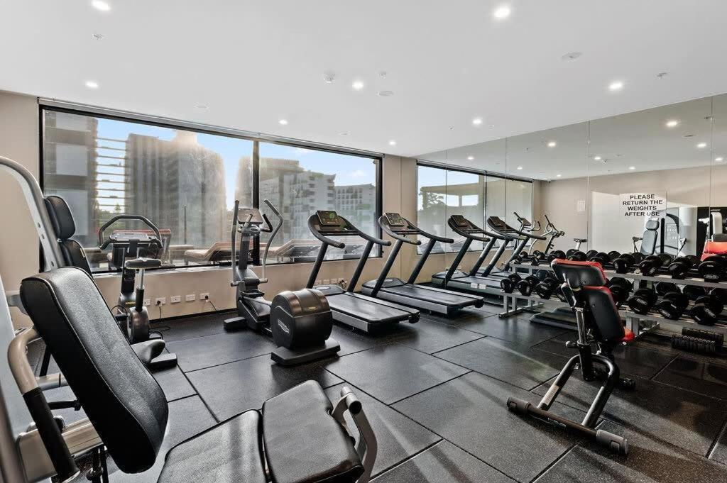 Apartment Sunset Views Luxury 2 Bed 2 Bath Pool Gym Desk