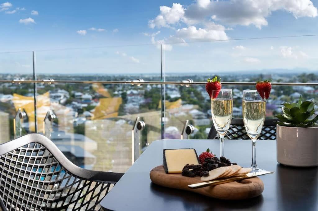 Apartment Sunset Views Luxury 2 Bed 2 Bath Pool Gym Desk Brisbane