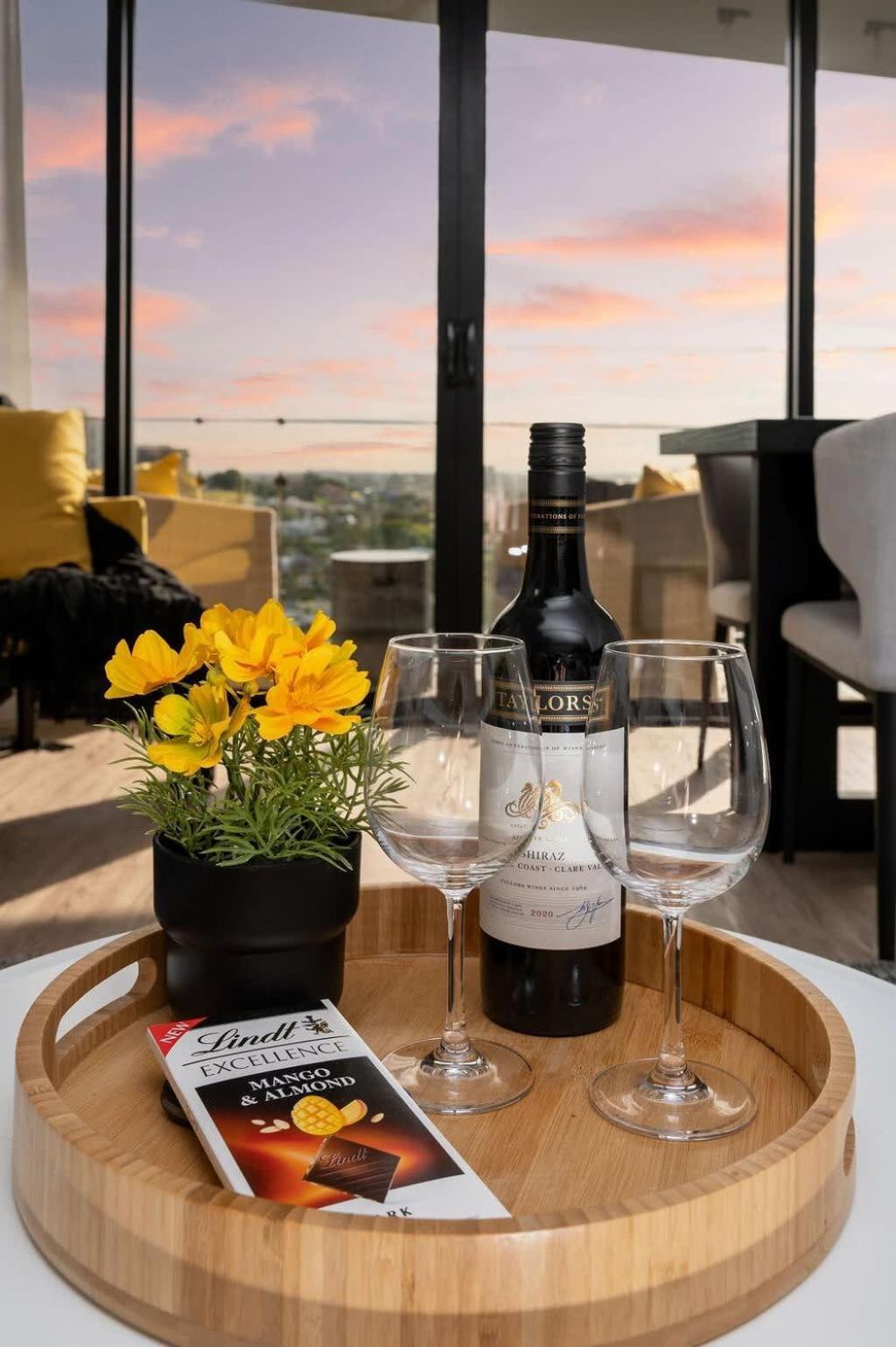 Sunset Views Luxury 2 Bed 2 Bath Pool Gym Desk Apartment Brisbane