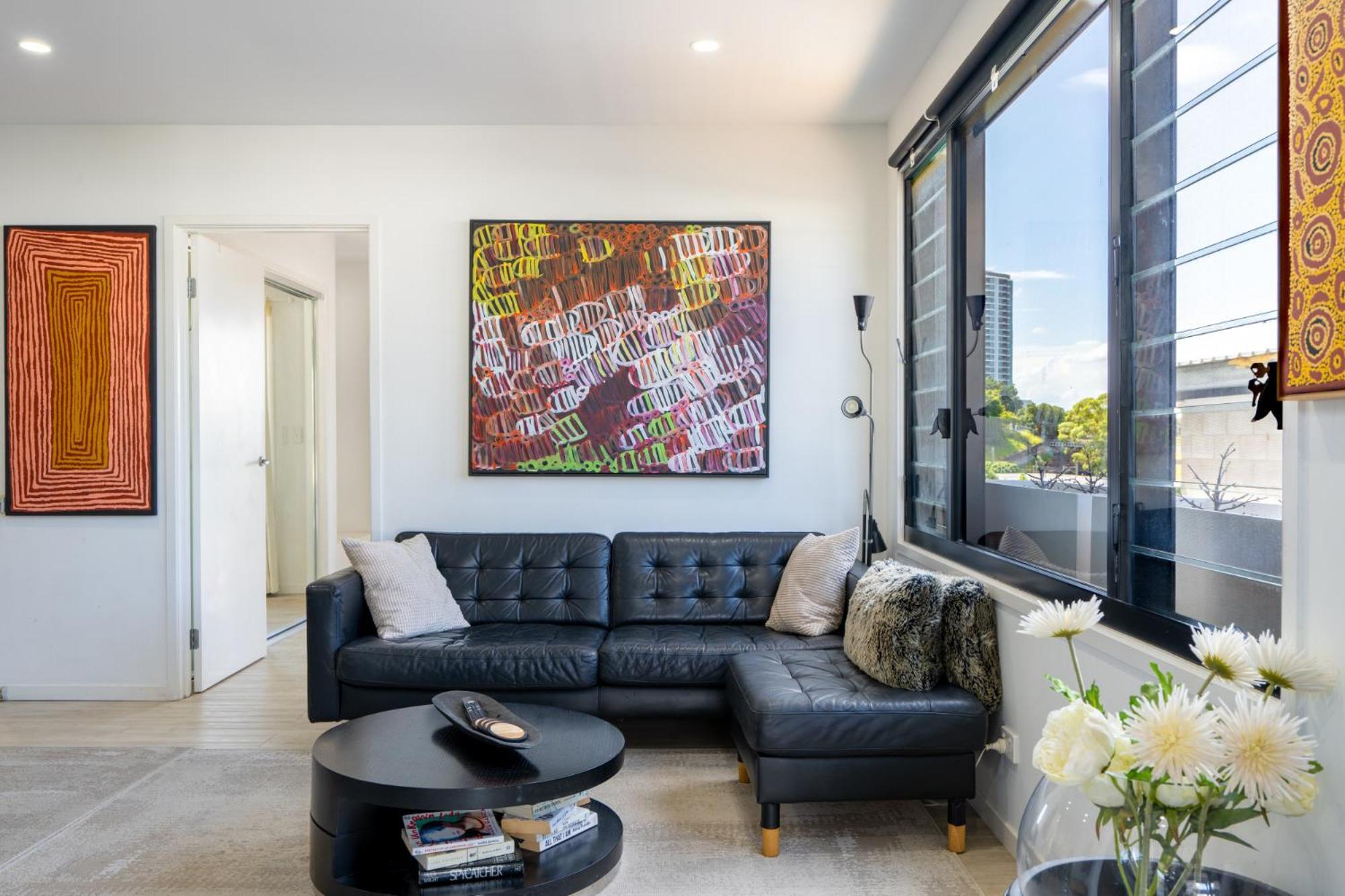 Apartment Sophisticated 2-bed With Alfresco Dining *