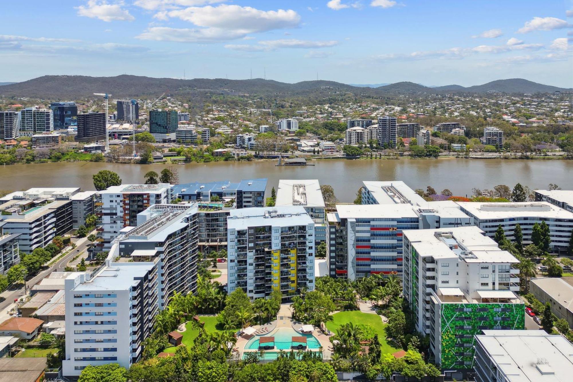 3-bed Luxurious Retreat By River & Cbd Apartment *