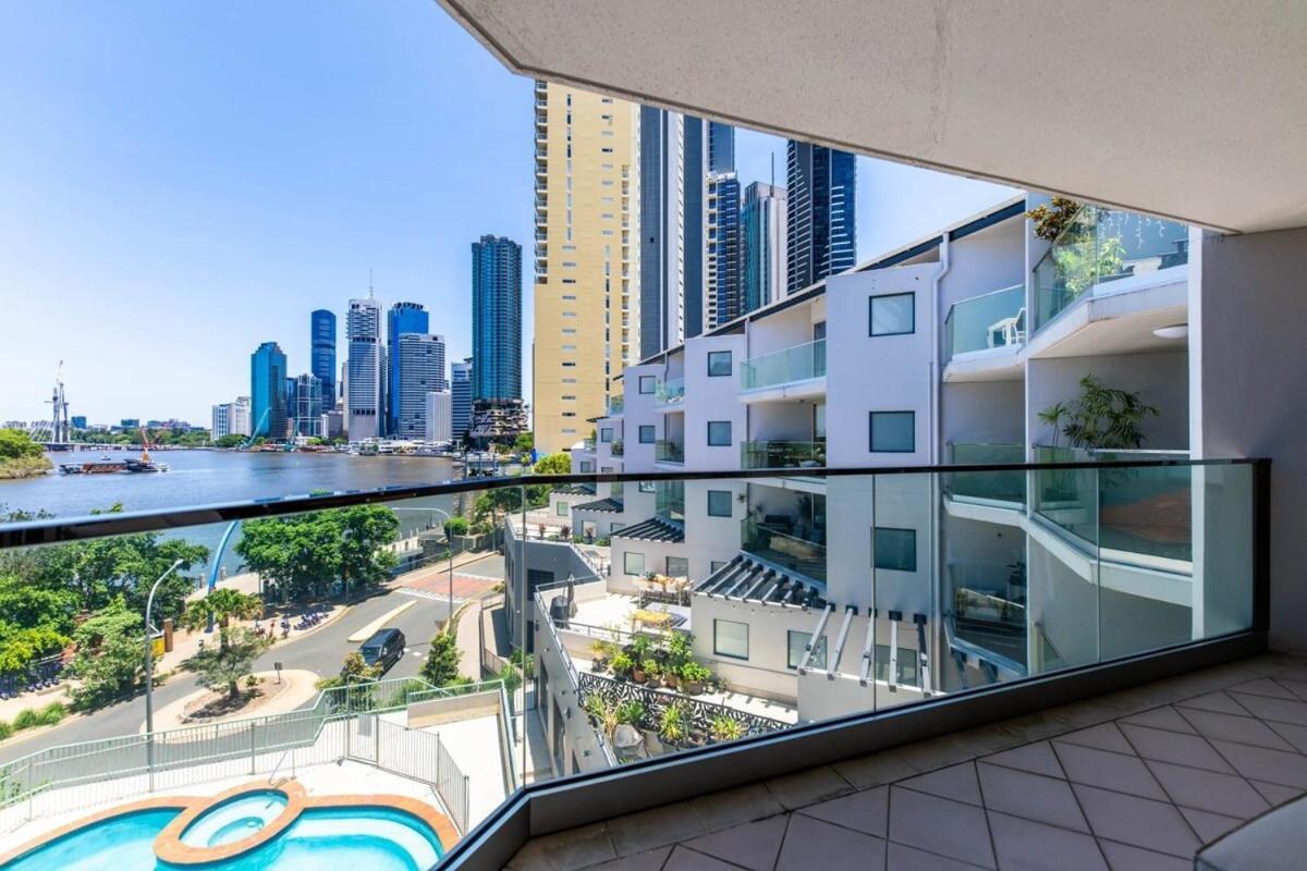 2 Bedrooms 2 Bathrooms W Parking & Pool