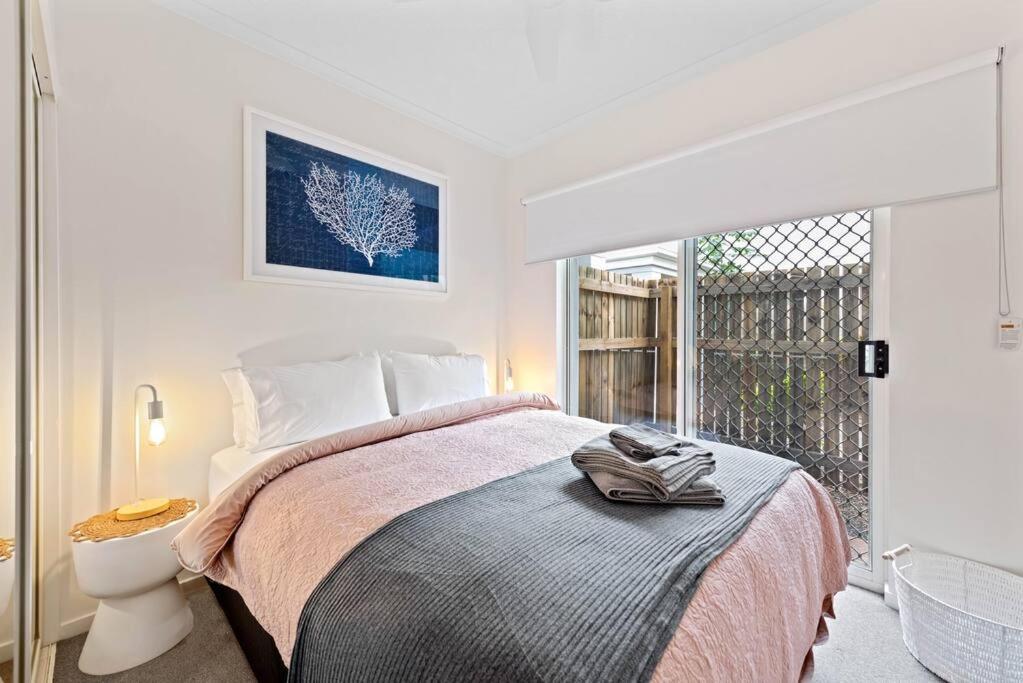 Contemporary Comfy ~ 2bed/2bath/1car ~ Hawthorne Apartment *