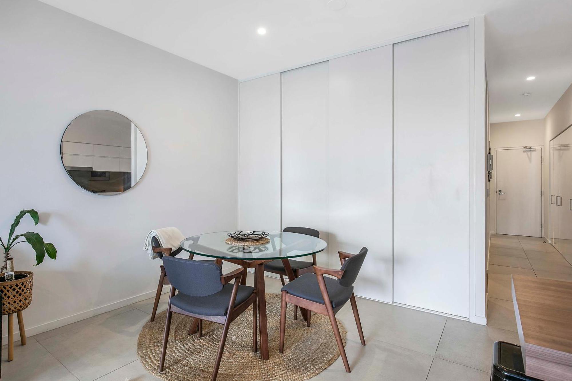 Sunny 1b In Heart Of South Bris
