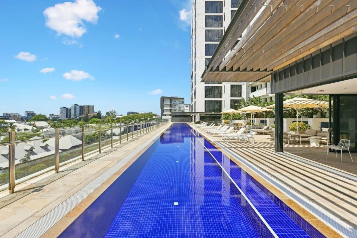 Stunning 1-bed By Victoria Park With Pool & Gym Apartment *