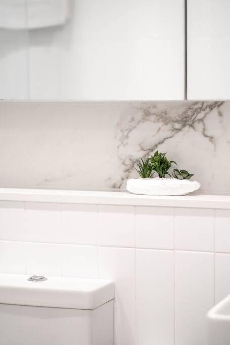 Urban Elegance 2b2b W Parking, Pool South Apartment