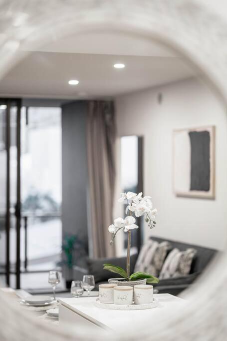 Apartment Urban Elegance 2b2b W Parking, Pool South