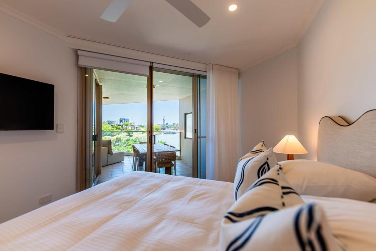 2 Bedrooms 2 Bathrooms W Parking & Pool Apartment Brisbane