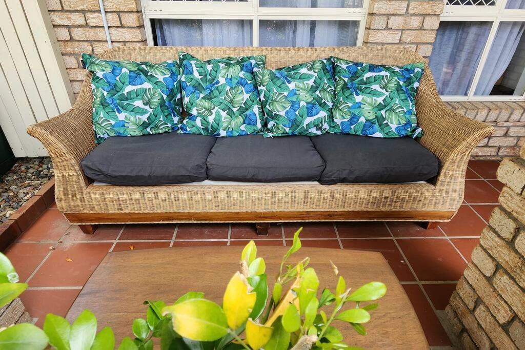 Peaceful Getaway - Stylish, Newly Updated House Holiday home *