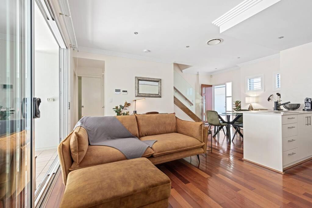 Holiday home Blissful Bulimba ~ 3bed/2.5bath/1car ~ Townhouse Brisbane