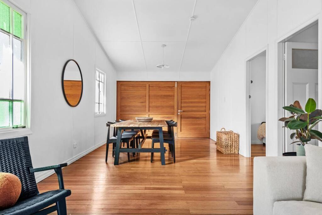 Inside Out! ~ 3 Bed House ~ Toowong Holiday home