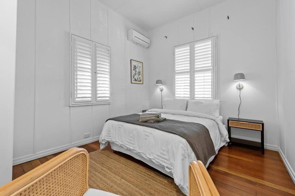 Inside Out! ~ 3 Bed House ~ Toowong Holiday home *