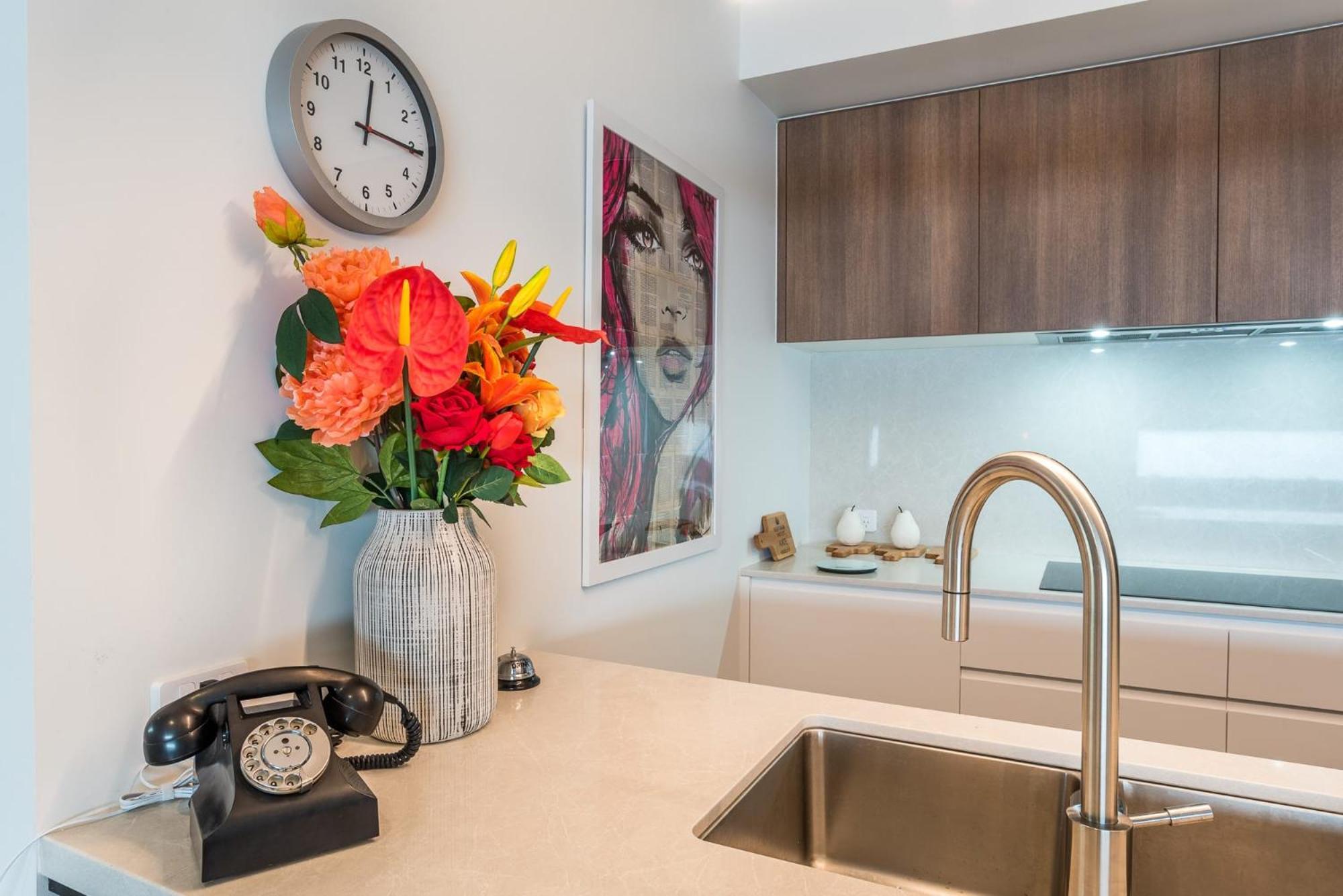 Stylish Urban Escape Modern 3br With Ac Parking Apartment Brisbane