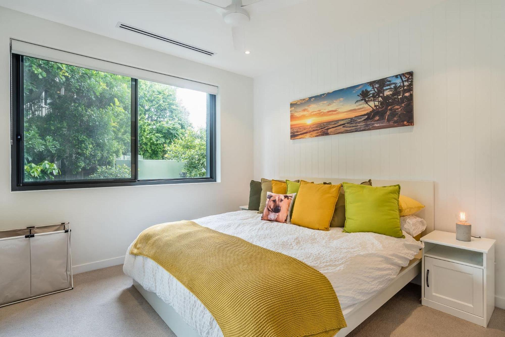 Stylish Urban Escape Modern 3br With Ac Parking Apartment Brisbane