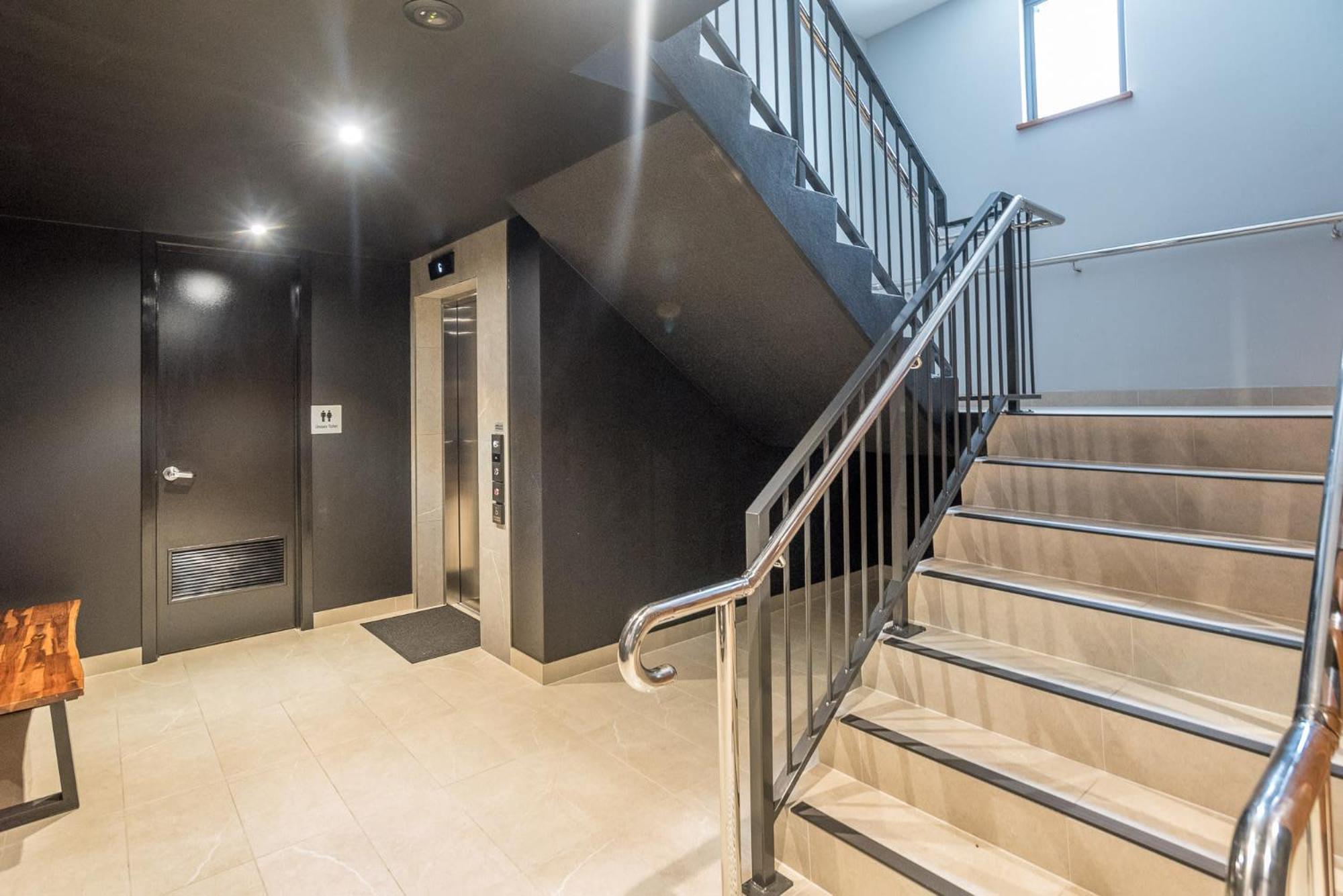 Stylish Urban Escape Modern 3br With Ac Parking *