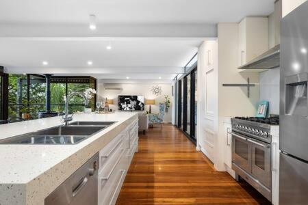 Calm Springs In Brisbane-large Family Home-pool Holiday home