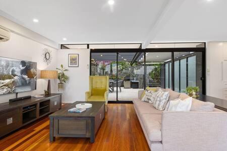 Holiday home Calm Springs In Brisbane-large Family Home-pool Brisbane