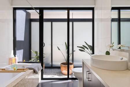 Calm Springs In Brisbane-large Family Home-pool Holiday home Brisbane