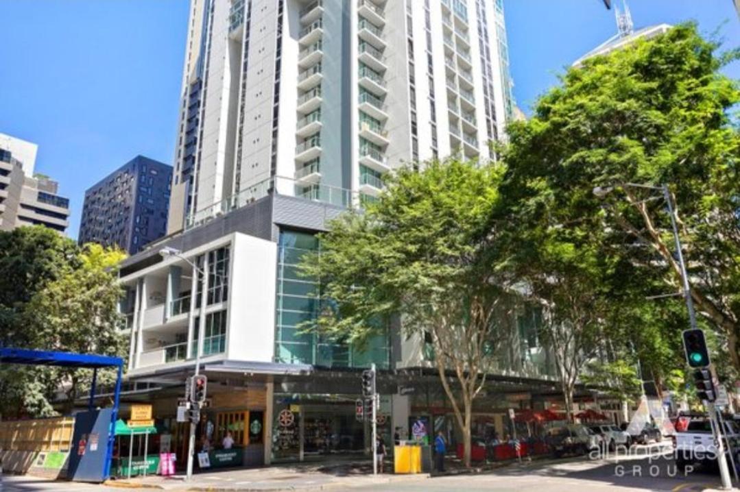 Apartment Spacious 3 Bed City Apt With Car Park, Pool & Gym