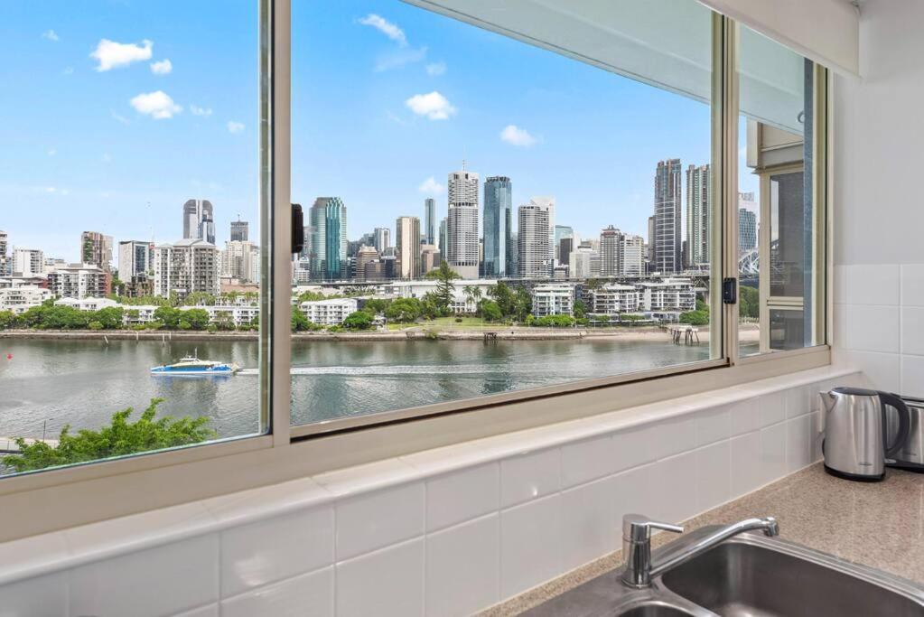 Apartment Stunning! Skyline City, Water + Story Bridge Views