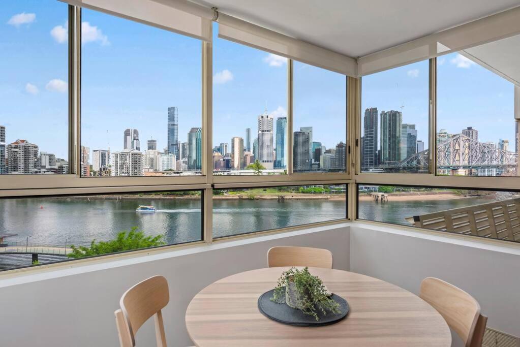 Stunning! Skyline City, Water + Story Bridge Views